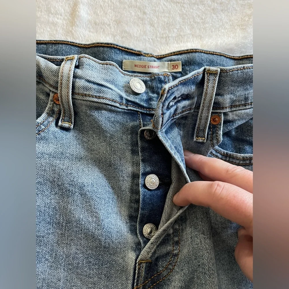 Levi’s wedgie straight crop women Sz 30 distressed highrise lightwash denim jean - Picture 9 of 11
